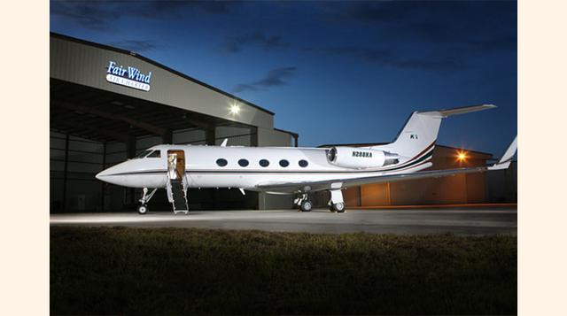 Gulfstream III. Este jet privado, propiedad del escritor, director y productor norteamericano Tyler Perry, cuenta con el equipamiento más costoso. La prensa internacional calcula su valor en US$ 125 millones. Posee un pequeño cine en la nave, además de mú