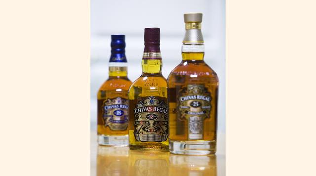 Whiskey escocés: Es importante en un bar para servir a las rocas y con un poco de agua fría. Es difícil usar en cocteles, pues su sabor ahumado y fuerte predomina sobre los otros sabores.  (foto: Bloomberg)