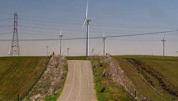 Turbinas eólicas y líneas de transmisión de energía en un parque eólico cerca de la autopista 12 en Rio Vista, California, EE. UU., el martes 30 de marzo de 2021. (Foto: Bloomberg)