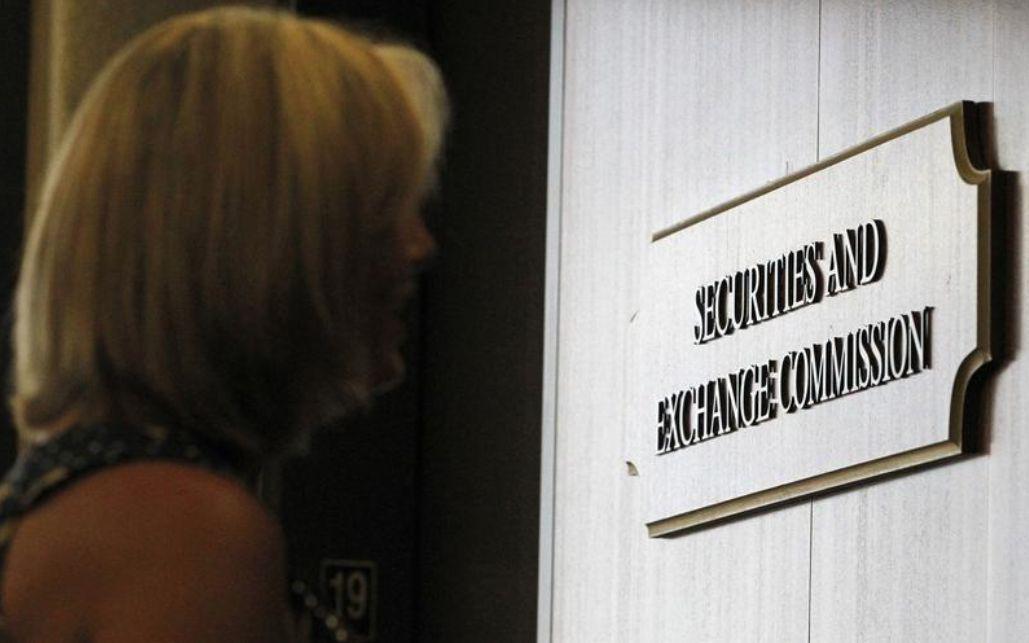Una mujer espera el ascensor en la oficina regional de la SEC en Fort Worth, el 28 de junio de 2012. (Foto: Reuters)