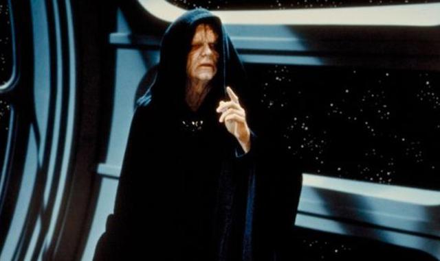 FOTO 4 | Subestima al menos favorito bajo tu propio riesgo. El emperador Palpatine, mejor conocido como Darth Sidious, dirigió el diabólico Imperio Galáctico y fue el mentor que llevó a Anakin Skywalker al lado oscuro de la fuerza. Este tipo jugó a largo plazo, manipulando y sumando capital político mientras trabajaba para destruir la orden de los Jedi. Pensó que podía convertir a Luke Skywalker apelando a sus inseguridades y a su enojo, pero no tomó en cuenta la legítima convicción de Luke de convertirse en un Jedi ni la decisión de Darth Vader de redimirse a sí mismo salvando a su hijo.