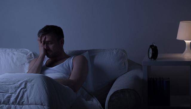 FOTO 3 | 3. No puedes dormir. ¿Te ha pasado que das vueltas y vueltas en la cama y simplemente no puedes conciliar el sueño? Aunque te sientas increíblemente cansado, te resulta imposible dormir. En el momento en que recuestas la cabeza sobre la almohada, tu mente se empieza a llenar de tareas pendientes. Haz un alto en tu vida agitada si no quieres que tu salud se vea seriamente afectada.