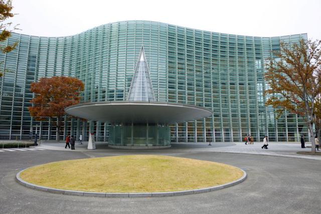 34. Otrora un centro de investigación en la Universidad de Tokio, el Centro Nacional de Arte de Japón se asemeja a una onda de vidrio.
