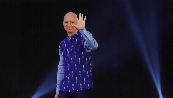 Jeff Bezos, fundador y director ejecutivo de Amazon.com Inc., saluda durante la sesión inaugural del evento Amazon Sambhav en Nueva Delhi, India, el miércoles 15 de enero de 2020. (Foto: Bloomberg)