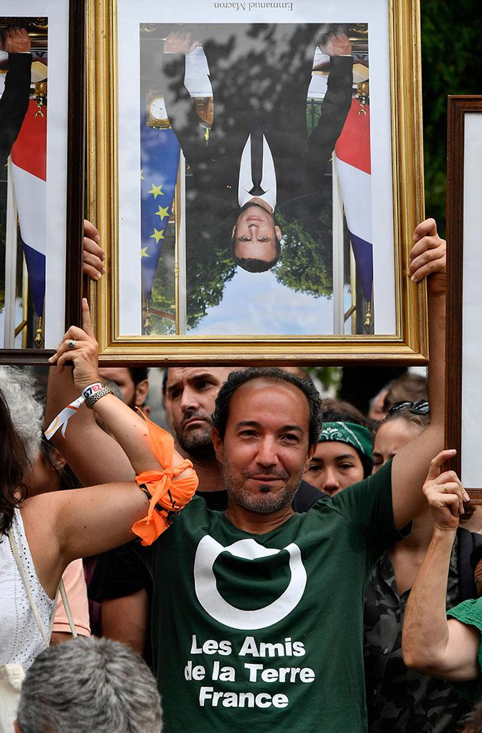 Activistas protestas por las políticas sociales y medioambientales de Emmanuel Macron. (Foto: AFP)