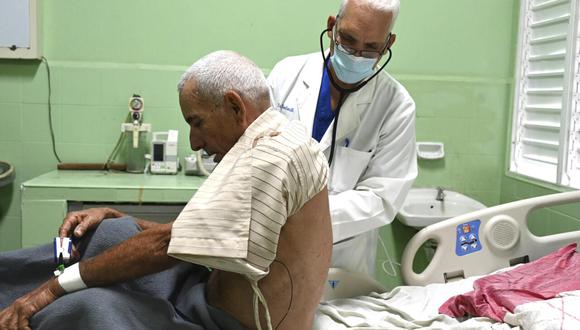 El médico Alexey López examina a un paciente en el hospital Calixto Garcia de La Habana. Foto: AFP
