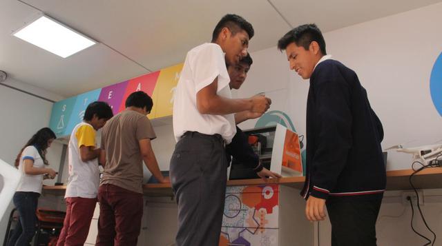 Los alumnos de colegios secundarios tienen  la oportunidad de practicar en un laboratorio tecnológico, desarrollando proyectos multidisciplinarios.