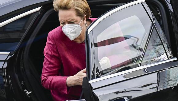 La canciller alemana, Angela Merkel, llega a una sesión del Bundestag, la cámara baja del parlamento de Alemania en Berlín, el 16 de abril de 2021. (Tobias SCHWARZ / AFP).