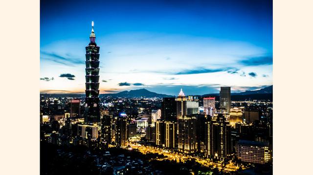 Taipei 101, 1,670 pies, Taipei, Taiwan (2003)  101 pisos por encima del suelo y llega a cinco pisos bajo tierra. Alberga empresas, un centro comercial, restaurantes de alta cocina y un observatorio de 360 grados con vistas a la ciudad y las montañas dista