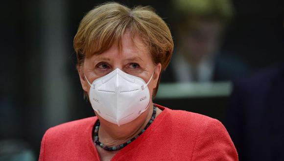 La canciller alemana, Angela Merkel, usa una máscara facial durante una mesa redonda en el cuarto día de la actual cumbre de líderes del Consejo Europeo Especial, la primera reunión cara a cara entre los estados de la UE. (EFE/JOHN THYS).