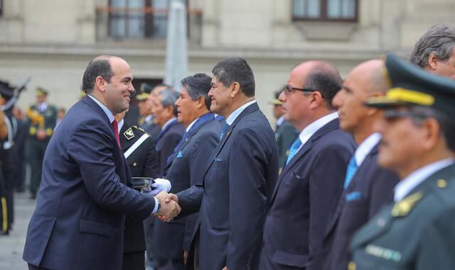 FOTO 6 | (26) El premier Fernando Zavala también participó en la ceremonia y saludó a los miembros del GEIN.