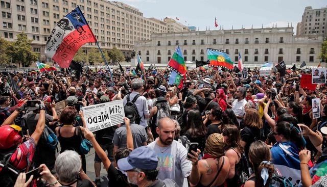 El estallido, que comenzó por el aumento del metro y se convirtió luego en un clamor contra la desigualdad y el gobierno, ha dejado además episodios de violencia extrema. (Foto: AFP)