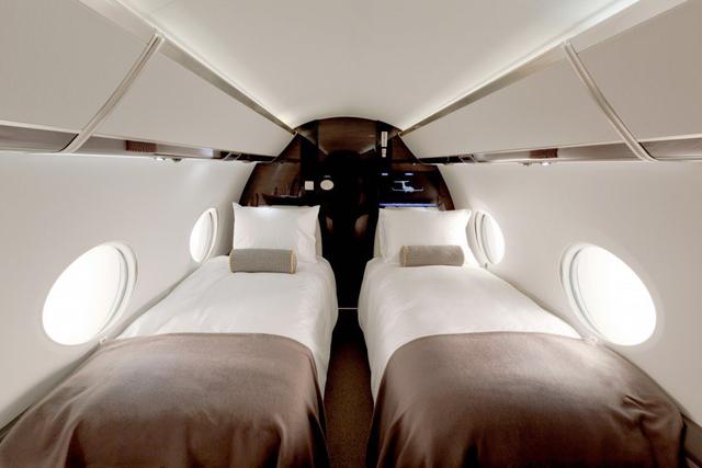 FOTO 12 | Cada asiento cuenta con un espacio para guardar objetos personales y una televisión, que se puede controlar con el mando instalado en el reposabrazos. Gracias a la avanzada conectividad del avión hay un montón de canales disponibles. (Foto: Gulfstream)