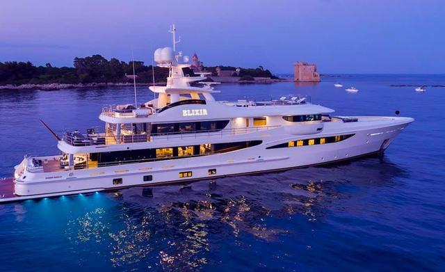 FOTO 2 | 9. Elixir. El yate Elixir de 55 metros (180 metros) fue lanzado por Amels en el Monaco Yacht Show 2016, y cuenta con la terraza más grande para un yate de su tamaño.
Este hermoso espacio tiene un jacuzzi, cómodas sillas para tomar el sol y un bar que por las noches tiene una hermosa iluminación.
También hay un espacio para la barbacoa, un comedor, y un televisor.
Elixir puede alojar a sus huéspedes en lujosas cabinas, parte del diseño interior de Laura Sessa, y su diseño exterior fue por Tim Heywood. (Foto: AMELS B.V. (screenshot) / YouTube)