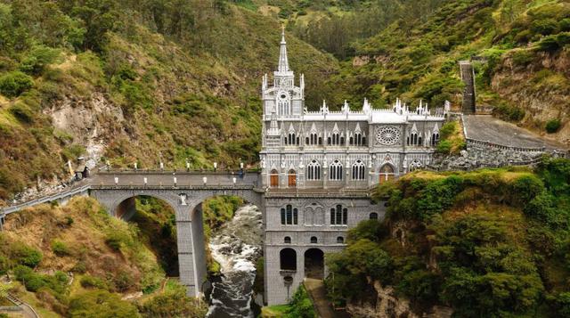 Admire la impresionante arquitectura neogótica del santuario de Las Lajas, que atraviesa un cañón en la frontera entre Colombia y Ecuador. Maravíllese con su paisaje, que se encuentra a unos 150 pies por encima del río en medio de frondosos acantilados y 