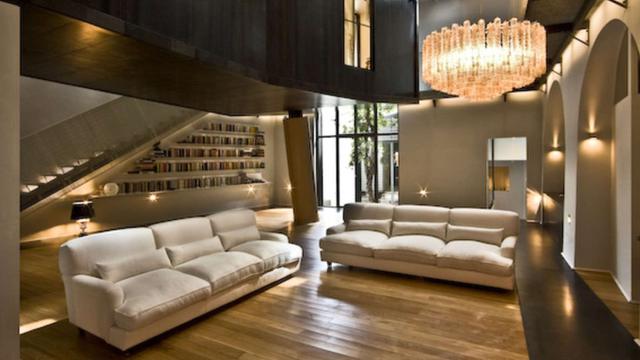 La casa del árbol (Roma, Italia). El departamento sigue el concepto de un ‘árbol’ donde la habitación, el baño y el vestidor ‘flotan’ sobre el espacio de la sala.