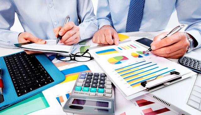 FOTO 2 | 2. Buscar el financiamiento equivocado. Comenzar un negocio requiere dinero, de lo contrario gastarás tiempo y esfuerzo inútilmente. Entre las múltiples opciones que existen para conseguir financiamiento algunas te serán útiles. Muchos emprendedores comienzan pidiendo dinero a sus familias y no siempre es la mejor opción, si quien te presta el dinero puede esperar para recuperarlo no hay problema.
Pero es muy probable que se desespere mientras el negocio va tomando forma. Los bancos también ofrecen préstamos, pero no todos serán adecuados a tus necesidades, antes de firmar cualquier contrato revisa las tasas de interés, el periodo para liquidar la deuda, penalizaciones y los detalles que muchas veces olvidamos por la urgencia de dinero. 

Algo importante es que busques un crédito para empresas, si obtienes un préstamo personal estarás poniendo en riesgo tu propio historial crediticio. Actualmente existen otros mecanismos como el crowfunding, ¿hay alguien interesado en financiarte?, un chapuzón en la red te ayudará a descubrirlo.