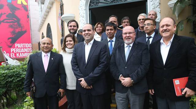 La primera cita fue con su propia bancada, en ese momento se dejó en claro dos puntos: Carlos Bruce lo acompañaría a todos los encuentros, pues será el nexo entre el Ejecutivo y el Parlamento. El segundo punto, en ese momento, fue descartar que algún cong