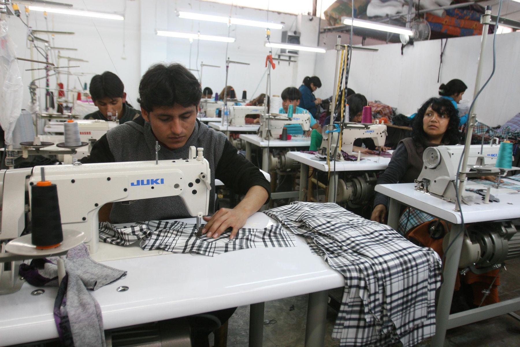 A muchas Mypes les cuesta una buena parte de sus ingresos realizar capacitaciones. (Foto: Andina)