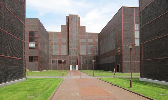 1. La mina de carbón de Zollverein. En Essen, en concreto, se encuentra el complejo minero de Zollverein, la bautizada no oficialmente como "la mina de carbón más bonita del mundo". Se trata de un gigantesco complejo diseñado bajo los cánones de