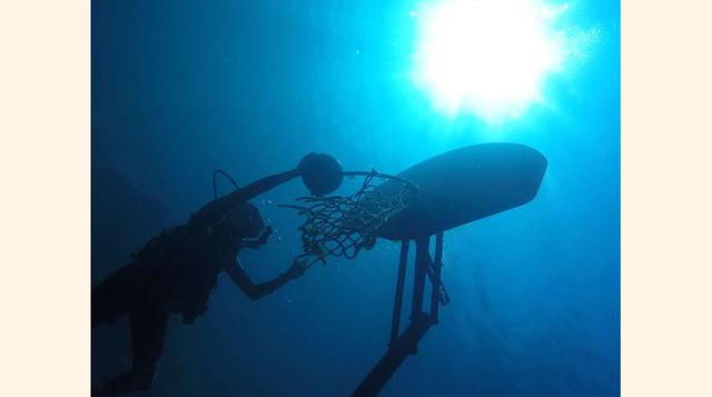 Segundo lugar en la categoría raro pero cierto: Underwater Basketball de Josephine Goldman. Edad: 13.(foto: 2016 National Geographic International Photography Contest for Kids).