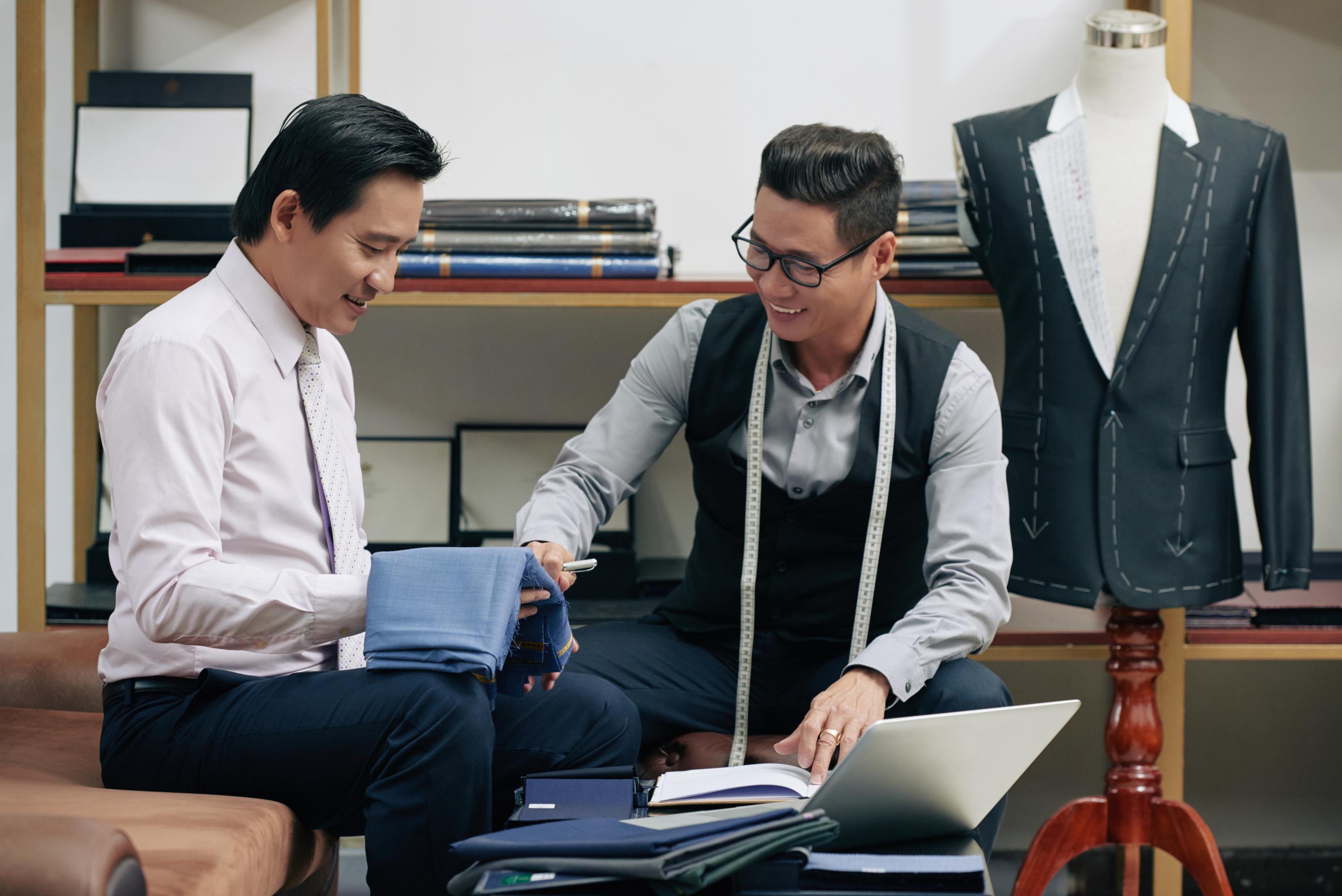 Una camisa Yorgo Stratouris hecha a medida parte desde S/ 320 y un traje de algodón orgánico desde S/ 2,390. (Foto: ISTOCK)