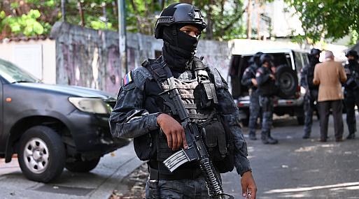 Venezuela en vivo: Miembros del SEBIN hacen guardia afuera de la casa del ex comisario Ivan Simonovis, quien estaba bajo arresto domiciliario. Su familia ha denunciado la desaparición del preso político. (Foto: AFP)