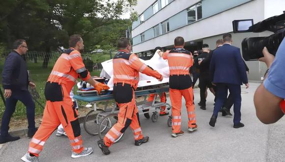 Socorristas se llevan al primer ministro de Eslovaquia, Robert Fico, quien fue herido a tiros, al hospital en el pueblo de Banska Bystrica, en el centro de Eslovaquia, el 15 de mayo de 2024. (Jan Kroslak/TASR via AP) (Jan Kroslák / Associated Press)