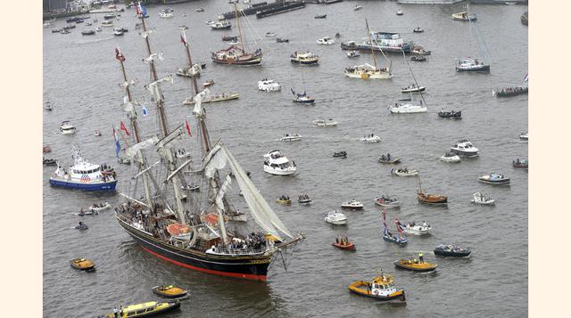 Para la ciudad de Ámsterdam, el festival permite impulsar sus actividades comerciales y de negocio, pues los cientos de miles de turistas requieren de servicios de comida y hospedaje, entre otros.