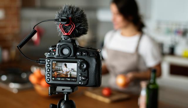 FOTO 4 | 4. INTERACCIÓN CON INFUENCERS. No hay duda de que los influencers ganan cada vez más popularidad, por lo que son tan pedidos por diversas marcas para probar o promocionar sus productos o servicios. Las 5 categorías de influencers que reciben más interacciones por parte de los peruanos son: Belleza y Estilo con un 86.50%, seguido de Atletas con un 79.80%, Música con un 77.60%, Mamás Bloggers con un 76.40% y Entretenimiento con un 73.50%. (Foto: Freepik)