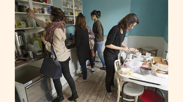 La cocina comunitaria en Ziferblat. (Foto: The Guardian)