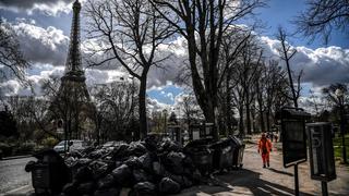 París acumula 10,000 toneladas de basura en sus calles por protesta