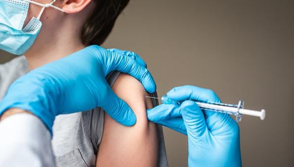 En provincias los menores serán vacunados en los centros e instituciones educativas dispuestos por las direcciones regionales de salud de los gobiernos regionales. (Foto: Getty Images)