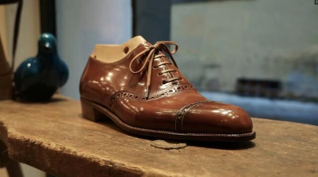 Hidetaka Fukaya. Mientras los británicos Jonathan Lobb o Jon Spencer son reconocidos por dar vida a zapatos clásicos artesanales, Il Micio, apodo como se conoce a este joven japonés, se centra en conseguir zapatos que destacan, además de por su calidad ar