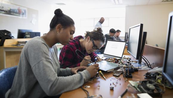 Son importantes los cursos o especializaciones en informática, donde los estudiantes pueden desarrollar habilidades avanzadas de inteligencia artificial y ciencia de datos. (Foto: Istock)