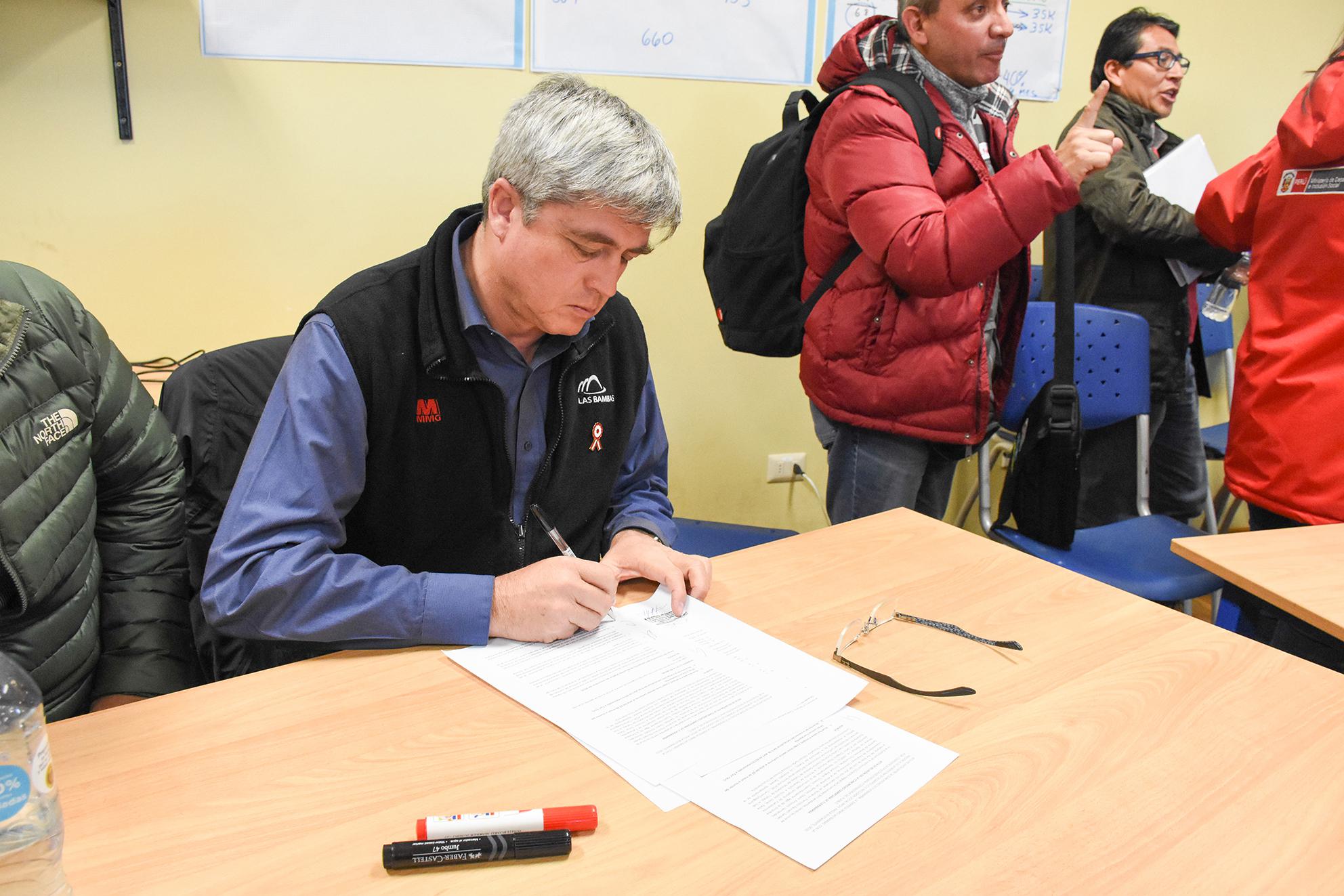 Suscripción del acuerdo. (Foto: Midis).