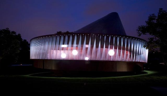 FOTO 12 | Olafur Eliasson y Kjetil Thorsen (2007). De su diseño sorprendió la fachada del pabellón, que recordaba la mandíbula de un tiburón, también que tenía varios pisos y era el mayor construido hasta entonces. Hecha de acero y madera, una rampa exterior daba dos vueltas completas al edificio y llevaba al visitante desde los jardines hasta el auditorio y, más arriba, a una terraza a 15 metros de altura.