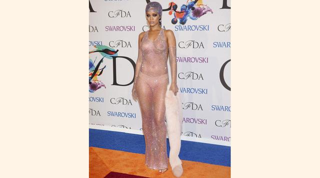 La cantante Rihanna es otra de las celebridades que lució un vestido de cristales Swarovski. Fue en la entrega de los premios CFDA en el 2014. (Foto: Reuters)