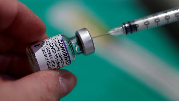 Un trabajador médico prepara una dosis de la vacuna "Comirnaty" Pfizer-BioNTech contra el COVID-19. (Foto: REUTERS/Eric Gaillard)