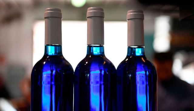 FOTO 8  | Los precios a la venta en internet oscilan entre 11 y 13 euros la botella, para una clientela de entre 25 y 45 años de edad, según la empresa. (Foto: AFP)