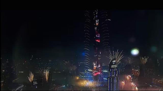 Los fuegos artificiales lanzados desde los edificios más altos En la noche del Año Nuevo 2015 el gran rascacielos Burj Khalifa de Dubai en los Emiratos Árabes Unidos ofreció un show donde fuegos de artificio eran expulsados desde cada esquina de este edif