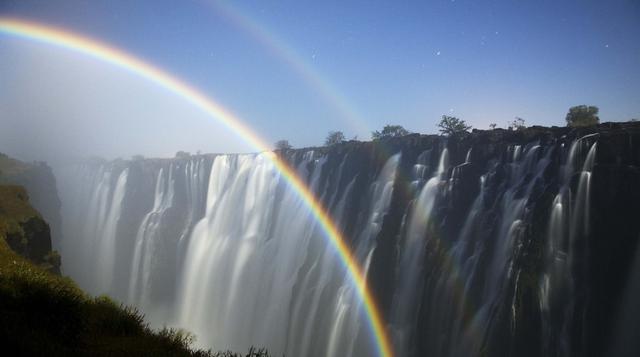 Bajo un arcoíris lunar en las Cataratas Victoria, Zambia. Esta trama requiere el tiempo perfecto, ya que los arcos iris lunares ocurren solo durante algunas fechas específicas cerca de las noches de luna llena. Afortunadamente, el Tongabezi Lodge, en Zamb