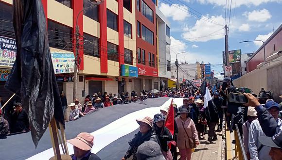 En su mayoría, los manifestantes pertenecen a comunidades quechuas.