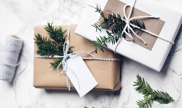 FOTO 7 | Añade notas escritas a mano. La nota que incluyas en tu regalo es tan importante como el regalo en sí. Si tienes tarjetas impresas, agrega un mensaje rápido con tu letra deseando a cada cliente felices fiestas. Sólo te tomará un momento y el receptor agradecerá tu atención al detalle.