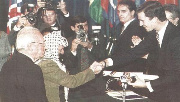 El líder de la OLP, Yaser Arafat y el primer ministro israelí, Isaac Rabin reciben el Premio Príncipe de Asturias de manos de un miembro de la corona española. (Foto Reuter).
