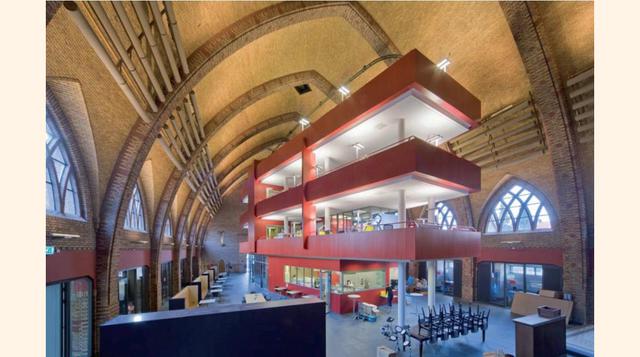 Centro de salud Eindhoven, Hace poco que está en marcha el espacio multifuncional de salud en la iglesia De Pastoor Van Ars Kerk, originalmente construida en 1929. Lo llaman, popularmente, “La Cuña”.