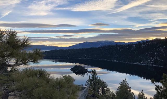 Foto 22 | Donde: South Lake Tahoe. Michaela Guzy, una ejecutiva de medios de comunicación (Oh The People You Meet) pregunta: “¿Sabía que Lake Tahoe es uno de los lagos más antiguos, más altos, más grandes, más profundos y puros del mundo? La orilla sur del lago, conocida como South Tahoe, abarca dos estados y se sabe que es la costa más animada. Hay un lugar de cerveza artesanal en auge, e incluso tienen un mapa de cerveza para los visitantes. Algunos destacados son locales Lake Tahoe Ale Worx y la cervecería Cold Water. No estoy seguro de qué hay en el agua, pero la orilla sur del lago Tahoe también produce atletas de renombre mundial. South Tahoe es el hogar de un par de medallistas de oro olímpicos de invierno y varios aspirantes olímpicos 2018. En octubre de 2017, se inauguró en Champions Plaza una escultura de bronce de 11 pies del artista Gareth Curtiss, llamado "Espíritu de competencia", inspirado en los atletas olímpicos locales. Heavenly es una montaña ideal para familias. El complejo cuenta con un pueblo con tiendas y fogatas al aire libre. Visite la cena y el espectáculo de magia en The Loft, y disfrute de las mejores vistas del atardecer (y filetes) en South Tahoe, vaya a la estación del viernes. Hospédese en el Lake Tahoe Resort en Heavenly, donde las tarifas comienzan en US$ 109 y su ubicación en el centro del pueblo significa que puede caminar directamente a la góndola, es agradable cuando carga esquís o una tabla de snowboard. Pero South Tahoe no es todo sobre el polvo, de hecho, más de dos tercios de los turistas llegan en los meses de primavera y verano para practicar senderismo, ciclismo y golf. Los amantes de la naturaleza no querrán perderse una visita para conocer Emma, ​​un águila calva americana rescatada por el Lago Tahoe.