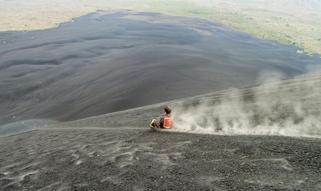 FOTO 20 | Descender en tres minutos del volcán activo Cerro Negro en Nicaragua.