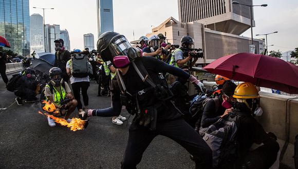Un manifestante pro-democracia arroja un cóctel molotov frente a la sede del gobierno en Hong Kong. (Foto: AFP)