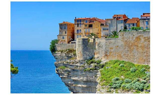 FOTO 3 | Bonifacio, Córcega. Ubicado en el extremo sur de Córcega, Bonifacio es un pueblo que se tambalea en una cornisa de piedra caliza a 71 metros de altura sobre un fiordo y el mar azul. Las estrechas casas medievales, algunas con sólo una habitación 